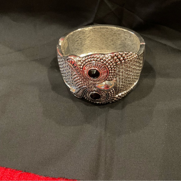 Bracelet, Silver colored wide band spring bracelet - Picture 2 of 7